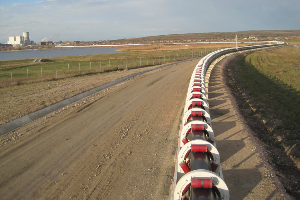 The picture shows a 1,400 t/h TAKRAF tube conveyor with a length of 4,535 m for ash and gypsum at a power plant in Eastern Europe.