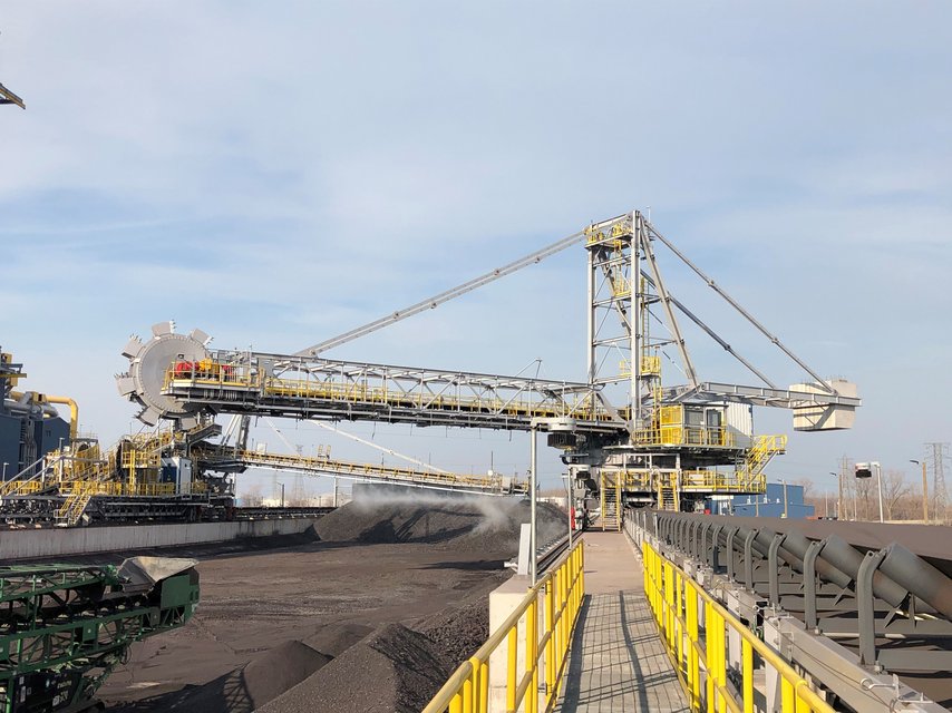 Bucket-wheel reclaimer with stacker behind