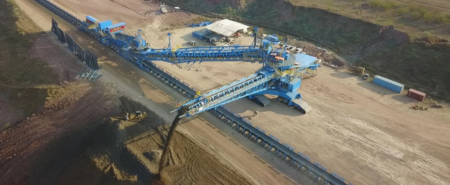 The erection of a TAKRAF Spreader with a TAKRAF tripper car in Thailand.