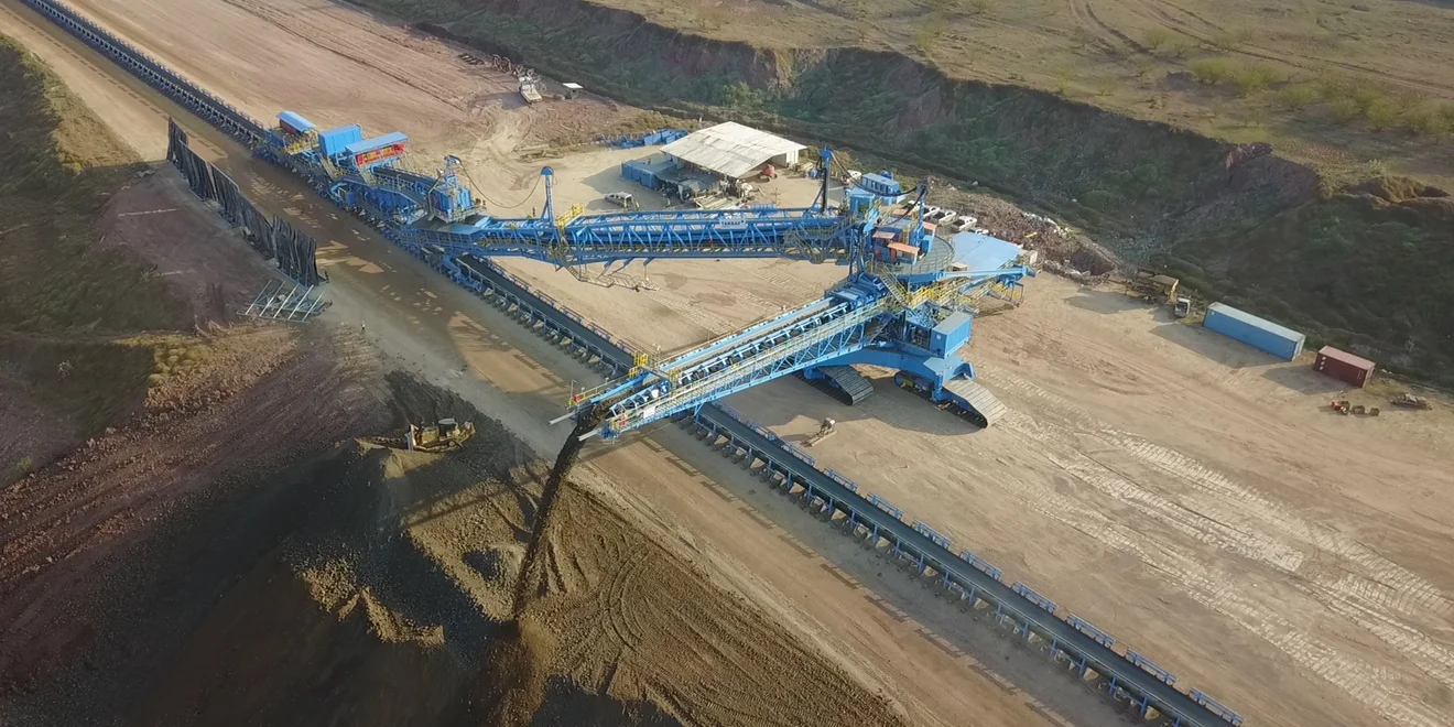 The erection of a TAKRAF Spreader with a TAKRAF tripper car in Thailand.