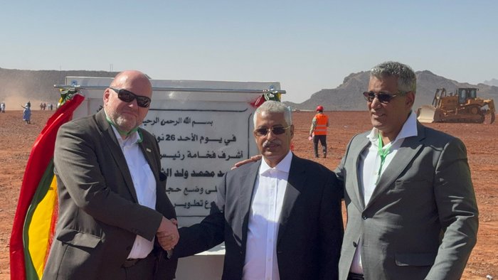 The picture shows our TAKRAF Sales Manager, Norbert Neumann, alongside SNIM Director Projects, Ahmed Ould Mohamed Ahmed and TAKRAF’s local representative Mohamed Saleck Haidalla on the right.