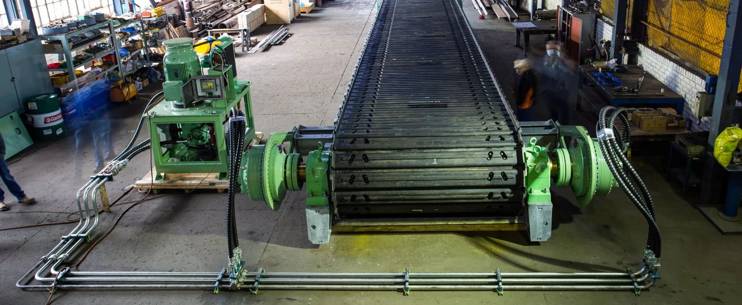 TAKRAF apron feeder in workshop undergoing FAT.