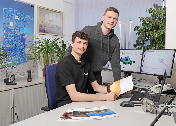 Dual-track students at the TAKRAF Group sitting in front of a computer in the office