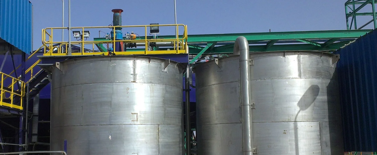 90 kg/h flocculant dosing system. 90 kg/h flocculant dosing system.