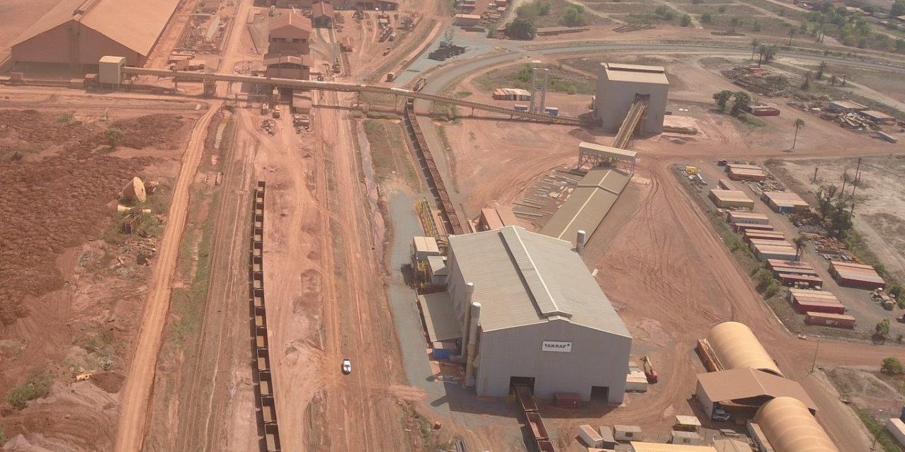 Bauxite material handling plant in Guinea showing the TAKRAF Wagon Unloading Station in the foreground building