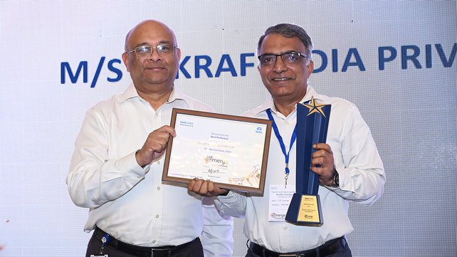 The Vice president Project execution from TAKRAF India, Mr. Garudadwajan Souri Bindiganavale receives the best performer award from Avneesh Gupta, TATA Steel Vice President Engineering & Projects 