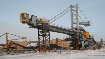Combined bucket-wheel stacker and reclaimer for bauxite