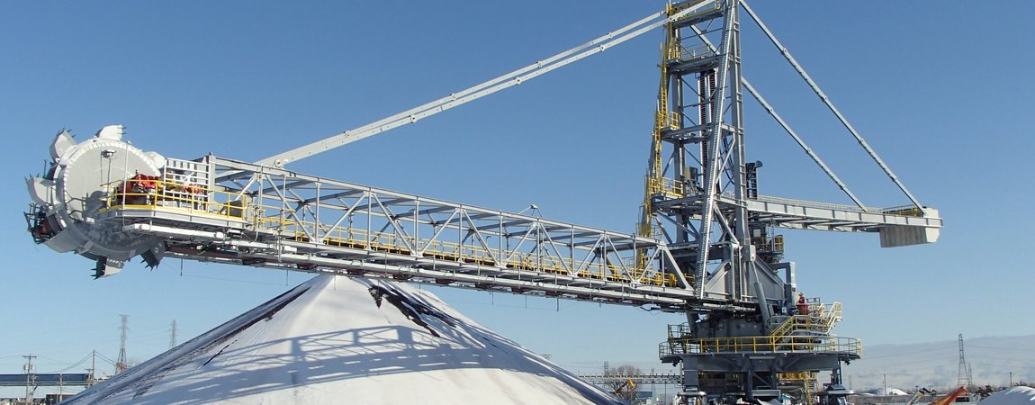 Combined bucket-wheel stacker and reclaimer