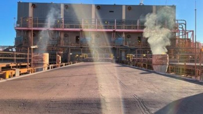 AFTER using DELKOR MAX-FeED - MAX-FeED - reduced cake thickness to less than 5 mm, uniform dewatering of the filter cake AFTER using DELKOR MAX-FeED - MAX-FeED - reduced cake thickness to less than 5 mm, uniform dewatering of the filter cake