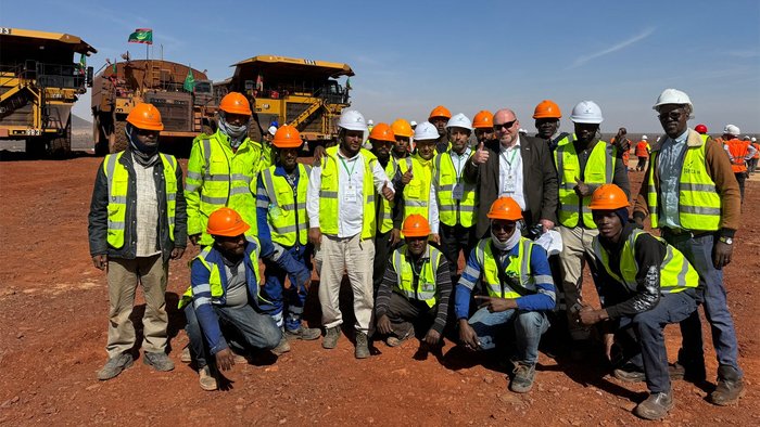 The picture shows our TAKRAF Sales Manager, Norbert Neumann, together with a team of on-site workers.