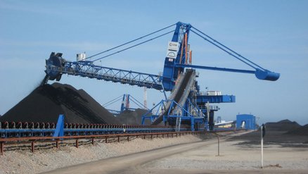 Combined bucket-wheel stacker and reclaimer for coal