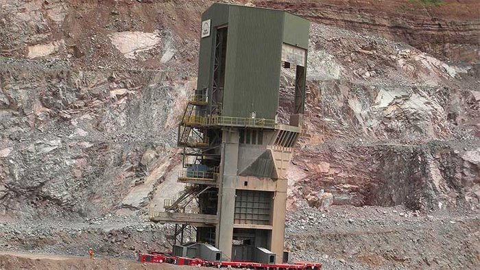 Maintenance of a crushing plant 