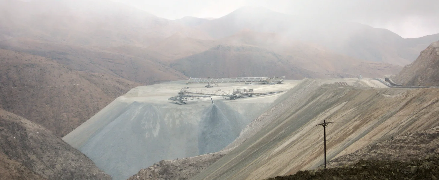 TAKRAF stacking system for a permanent leach pad in complex topography in Peru