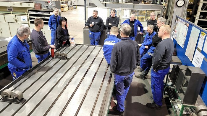 Weekly toolbox talk at TAKRAF Product & Service Center in Lauchhammer.