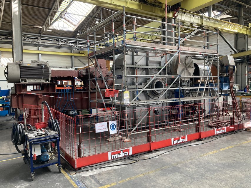 The picture shows a final quality inspection of the refurbished gearbox on the test bench in Lauchhammer.    