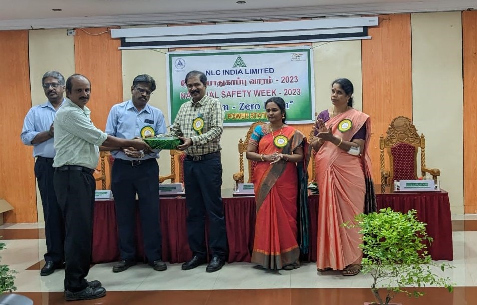 Colleagues from TAKRAF India receive the esteemed award from Shri Nakeeran, Unit Head/TPS-II.