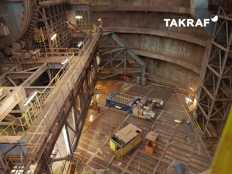 The picture shows a view from above looking into the wagon unloading (railcar dumper) pit with our TAKRAF sizer moved into it’s maintenance position from beneath the unloading station.